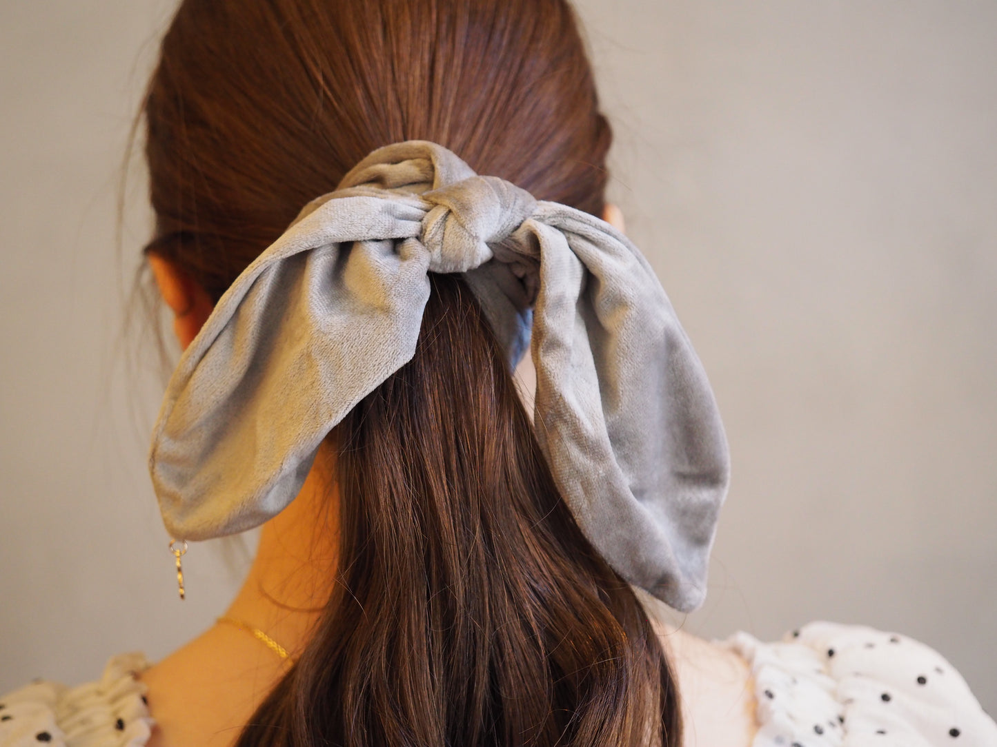 クマのゴールドチャーム付き ベロアシュシュ